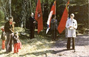 Vappujuhla Färjsundissa Ahvenanmaalla 1975. Vuodesta 1968 olen ollut puhujana vasemmiston tilaisuuksissa kaikkina muina vappuina paitsi 1973. Silloin osallistuin mieleenpainuvaan vappujuhlaan Santiagossa Chilessä yhdessä Salvador Allenden ja puolen miljoonan Unidad Popularin kannattajan kanssa muutama kuukausi ennen sotilasjuntan vallankaappausta.